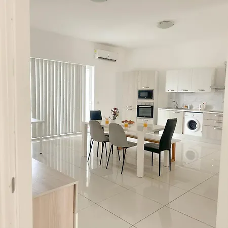 Homestay Lovely Ensuite In Swieqi Is-Swieqi